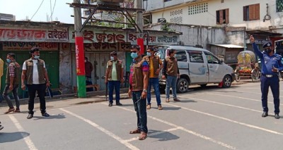 মেহেরপুরে ডিবি পুলিশের উদ্যোগে জনসাধারণের মাঝে মাস্ক বিতরণ